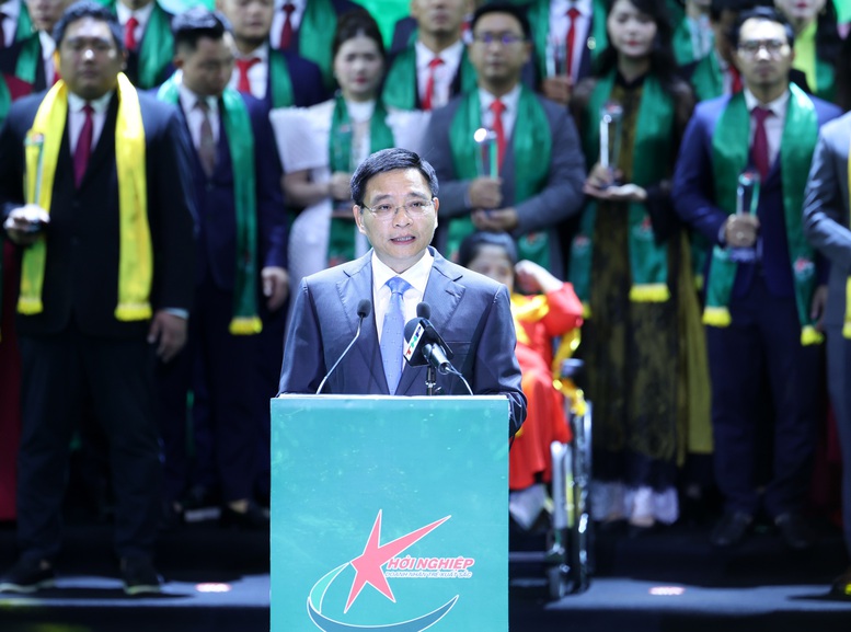vinh danh top 100 doanh nhan tre khoi nghiep xuat sac