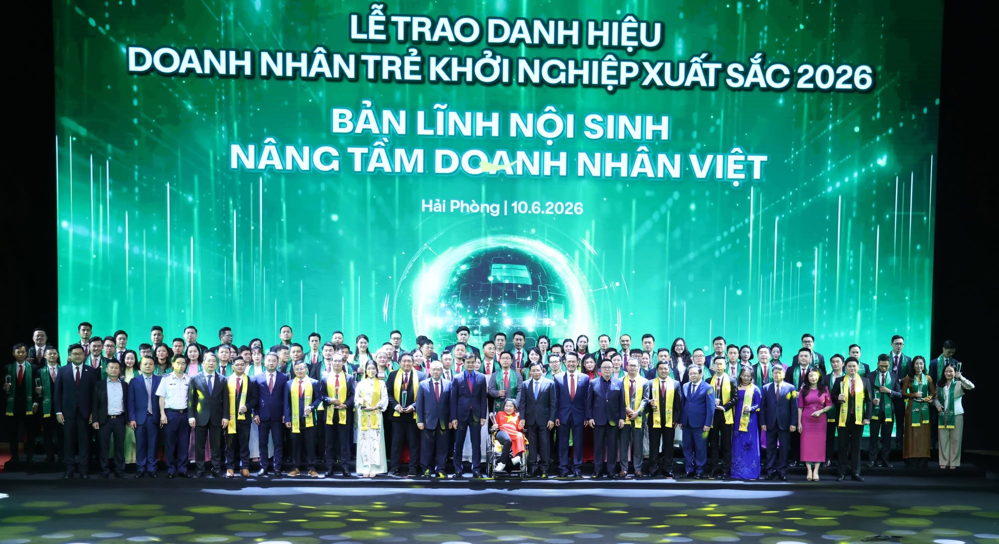 vinh danh top 100 doanh nhan tre khoi nghiep xuat sac